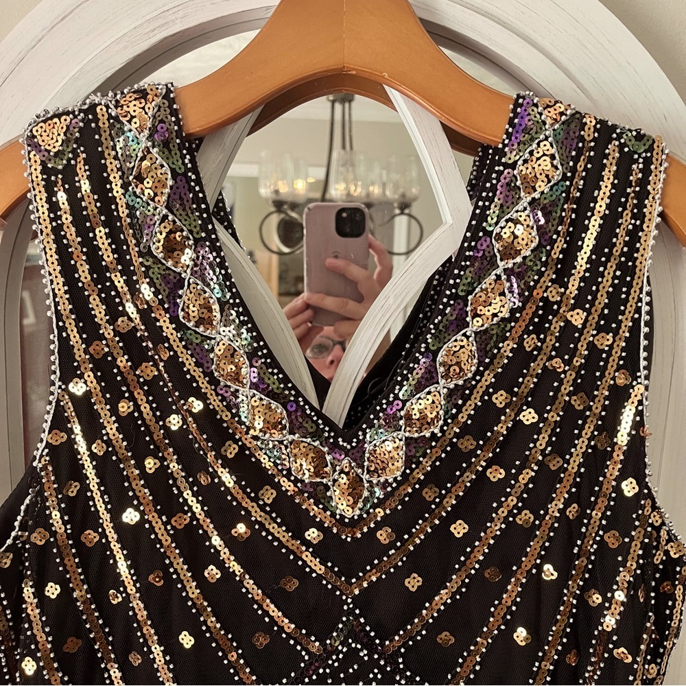 Babeyond 1920s Inspired Elegant Black and Gold Midi Flapper Dress - Picture 3 of 12